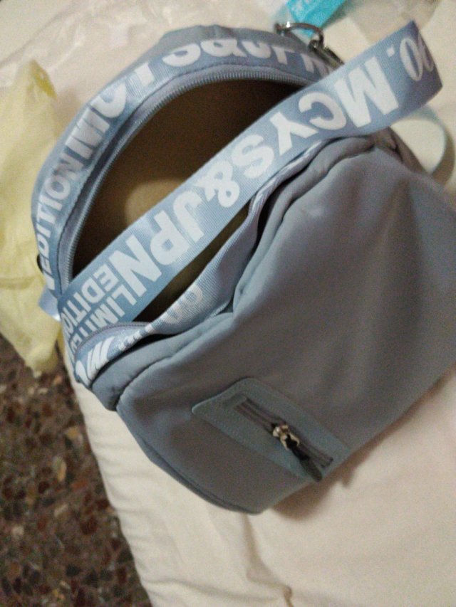 Mochila azul con correa