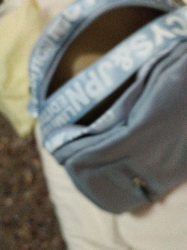 Mochila azul con correa