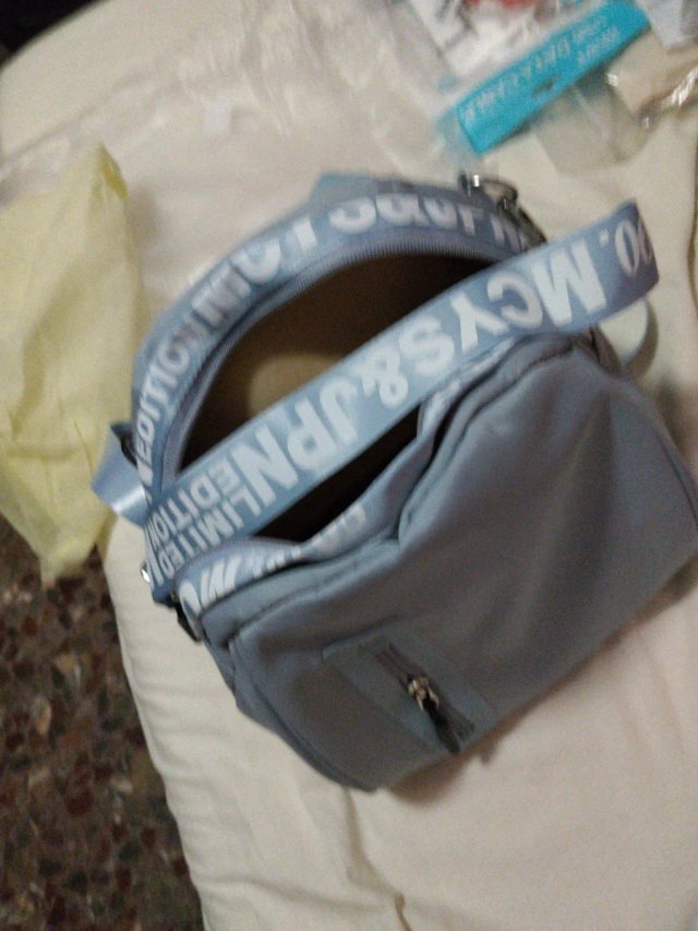 Mochila azul con correa