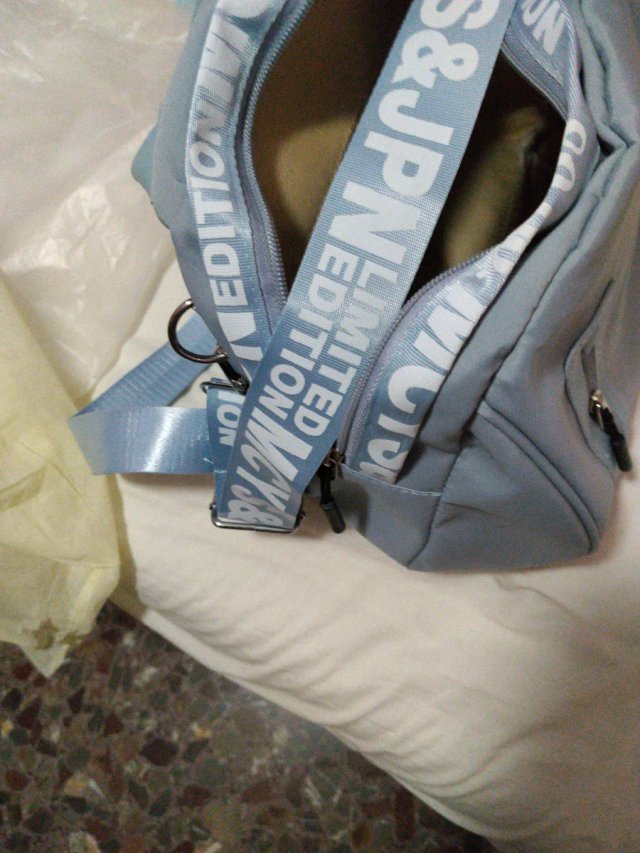 Mochila azul con correa