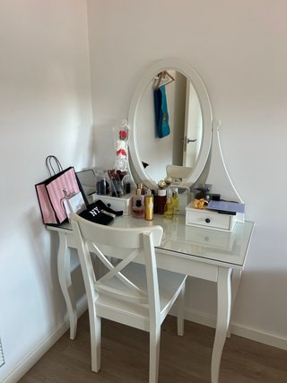 Tocador blanco con silla y espejo
