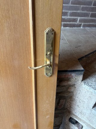 Puerta de madera maciza