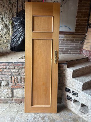 Puerta de madera maciza