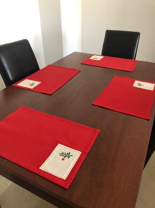 Set di 2 Tovaglie Individuali Ricamate a Mano