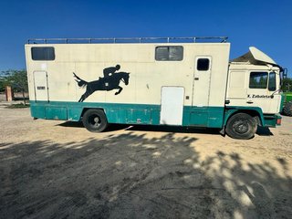 Camión Transporte de Caballos con pequeña vivienda