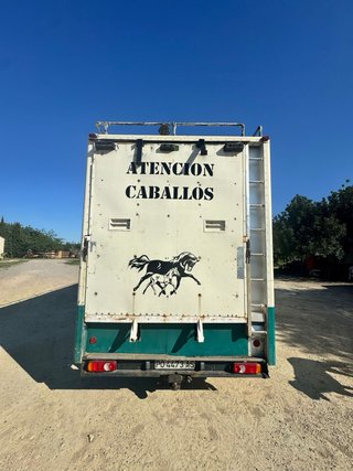 Camión Transporte de Caballos con pequeña vivienda