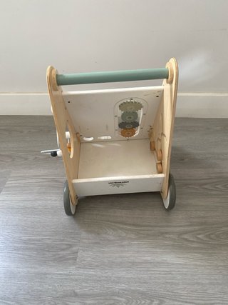 Andador infantil de madera con actividades