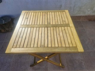 Mesa plegable de madera para terraza