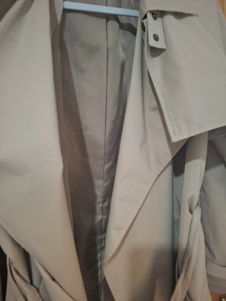 Gabardina corta Stradivarius beige Talla M