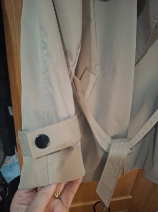 Gabardina corta Stradivarius beige Talla M
