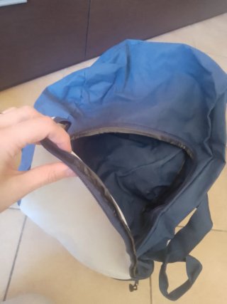 Borsone blu e bianco con cerniera manici e rotelle