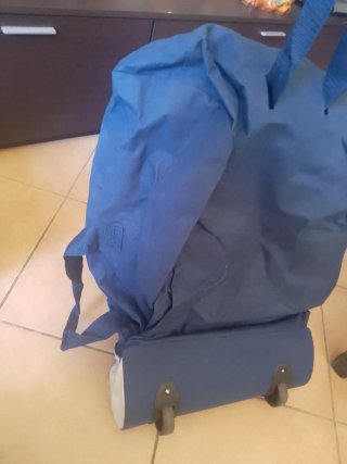 Borsone blu e bianco con cerniera manici e rotelle