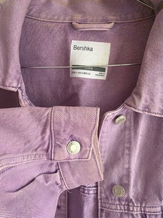 Chaqueta vaquera corta Bershka lila Talla S
