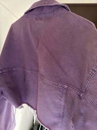 Chaqueta vaquera corta Bershka lila Talla S