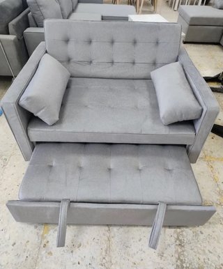 Sofá cama gris con cojines a juego