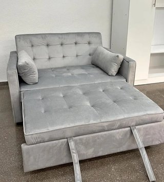 Sofá cama gris con cojines a juego