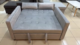 Sofá cama gris con cojines a juego