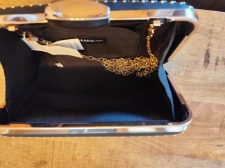 Bolso de mano negro con tachuelas doradas