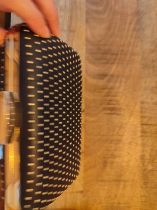 Bolso de mano negro con tachuelas doradas