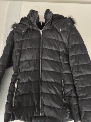 Abrigo negro de plumas con capucha