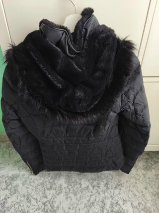 Abrigo negro de plumas con capucha