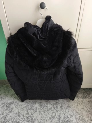 Abrigo negro de plumas con capucha