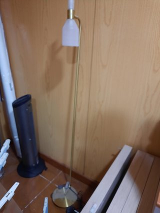 Lámpara de pie dorada
