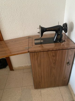 Máquina de coser Alfa antigua