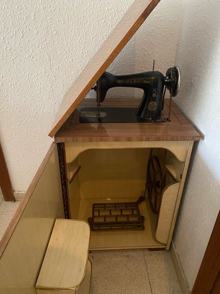 Máquina de coser Alfa antigua