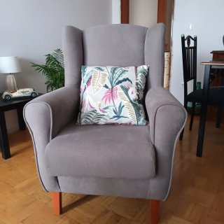 Sillón orejero gris de tela