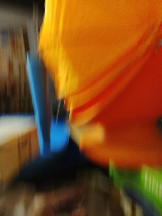 Sillón naranja de plástico