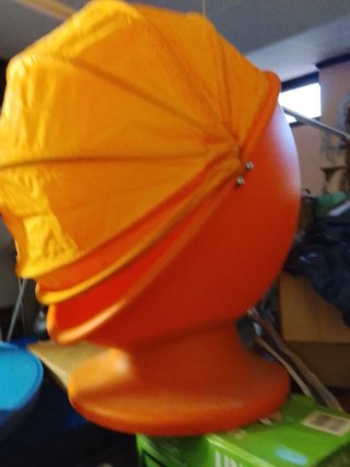 Sillón naranja de plástico