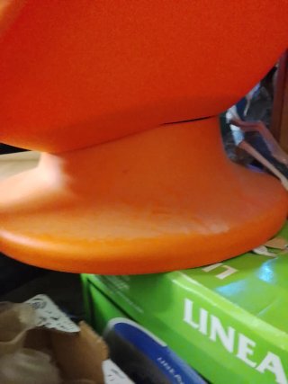 Sillón naranja de plástico
