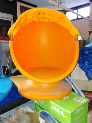 Sillón naranja de plástico