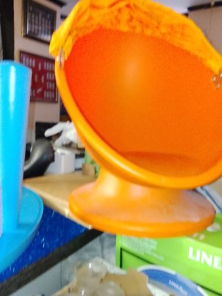 Sillón naranja de plástico