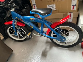 Bicicleta infantil azul y roja