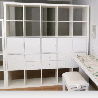 Scaffale Kallax Ikea con cassetti e ante