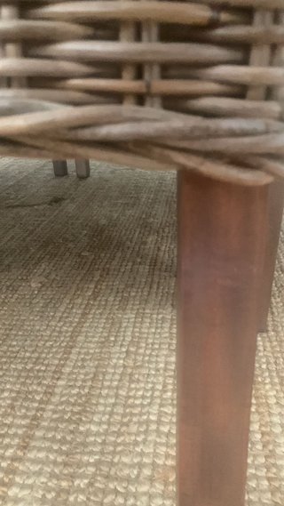 Mesa de madera y 8 sillas de ratán