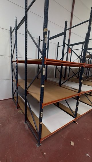Conjunto Estanterías Metálicas y Madera