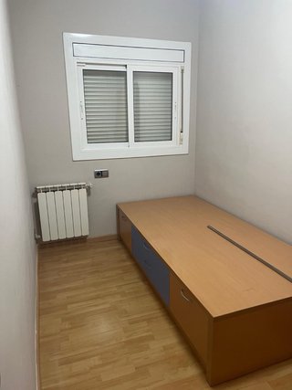 Cama con cajones y estanterías