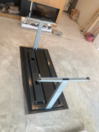 Mesa elevable oficina con enchufe  URGE