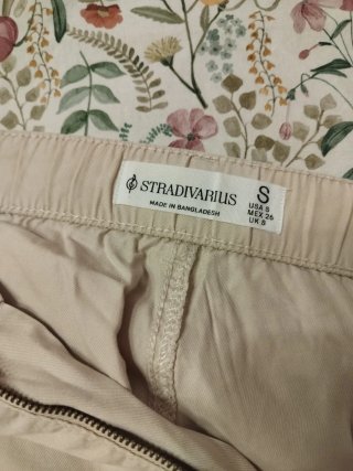 Pantalones cargo Stradivarius beige