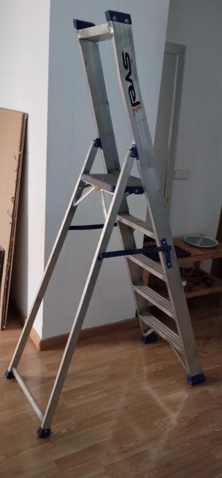 Escalera plegable de aluminio