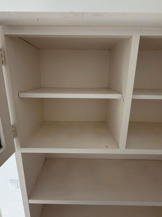 Vitrina de madera blanca con puertas de cristal