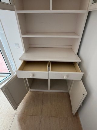 Vitrina de madera blanca con puertas de cristal
