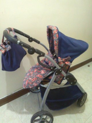 Carrito de muñecas estampado