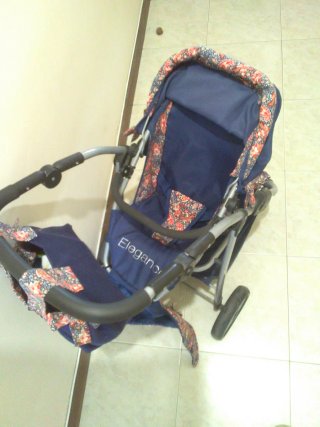 Carrito de muñecas estampado