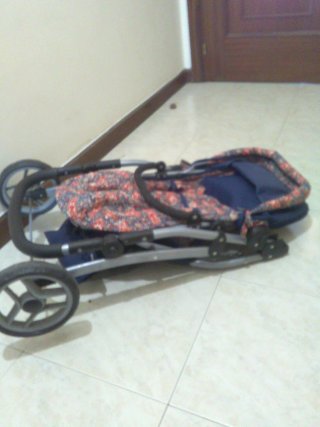 Carrito de muñecas estampado