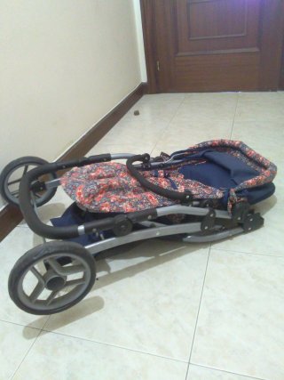 Carrito de muñecas estampado
