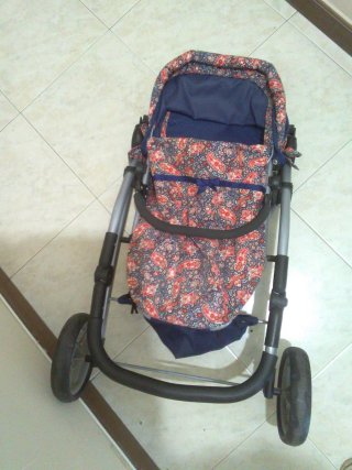Carrito de muñecas estampado